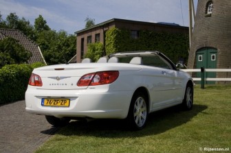 Chrysler Sebring Cabrio 2.7 V6 Limited: Duidelijk te zien om welk type Chrysler het gaat.