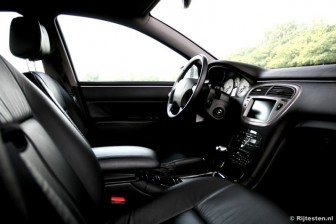 Peugeot 607 2.7-24v V6 HDiF Executive: Het interieur is ruim in alle opzichten, het dashboard ziet er opgeruimd uit.