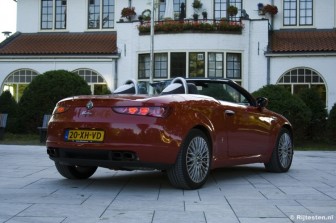 Alfa Romeo Spider 3.2 JTS V6 Q4 Exclusive: D� kleur voor de Spider, Rosso Alfa.