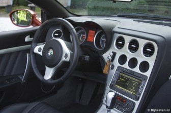 Alfa Romeo Spider 3.2 JTS V6 Q4 Exclusive: Veel oog voor detail in het interieur van de Spider.