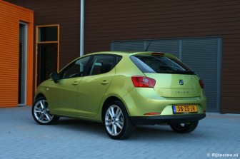 Seat Ibiza 1.9 TDI 105pk Sport-Up: De scherpe lijnen over de flanken tekenen de Ibiza.