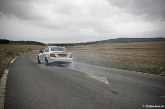 Mercedes-Benz C 63 AMG  : Met het ESP uit zorgt het koppel voor een rookgordijn