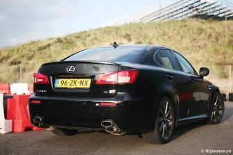 Lexus IS-F 5.0 V8: De dubbele uitlaatpijpen typeren de achterkant.