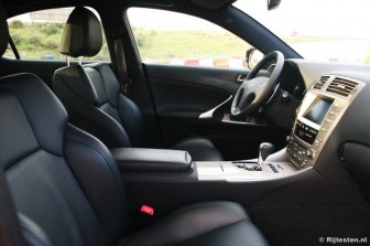 Lexus IS-F 5.0 V8: Standaard sportstoelen in dit topmodel.