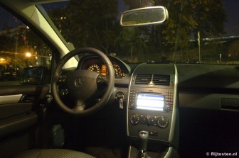 Mercedes-Benz A-Klasse Coupé A150 Avantgarde: Het aanwezige Comand scherm waardeert het interieur op