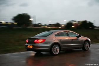 Volkswagen Passat CC 1.8 TSI : De bodemplaat wordt gedeeld met de andere varianten, zo ook het weggedrag.
