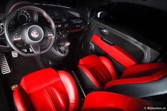 Abarth 500 1.4 16v T-Jet : De originele vormgeving zorgt met de chique materialen voor een mooi interieur