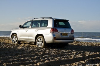 Toyota Land Cruiser V8 4.5 D-4D Executive: Er zijn maar weinig andere auto�s die de maten enigszins evenaren.