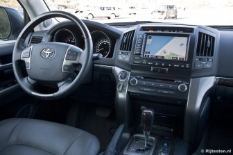 Toyota Land Cruiser V8 4.5 D-4D Executive: De ontzagwekkende middenconsole vormt het centrale punt.
