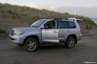 Toyota Land Cruiser V8 4.5 D-4D Executive: De Land Cruiser V8 pretendeert een SUV te willen zijn.
