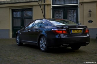 Lexus LS 600h L President: De LS600h L is een mastodont.