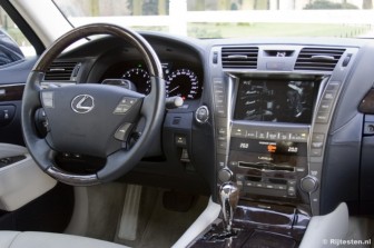 Lexus LS 600h L President: Ook de chauffeur heeft het niet slecht in de Lexus.