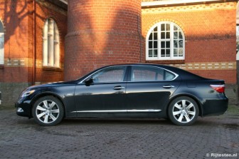 Lexus LS 600h L President: Ondanks zijn lengte rijdt de Japanner direct en strak.
