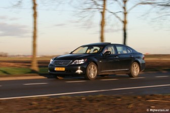 Lexus LS 600h L President: De Lexus kan de concurrentie met de Duitsers makkelijk aan.