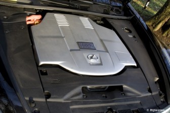 Lexus LS 600h L President: Er valt weinig te zien onder de kap.