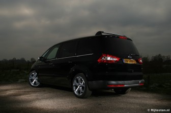 Ford Galaxy 2.0 TDCi Ghia: De scherpgelijnde achterlichten staan de Galaxy goed