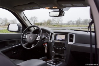 Jeep Grand Cherokee 3.0 CRD S-Limited: Hard plastic en goedkoop aanvoelende bedieningsknoppen in de Jeep.