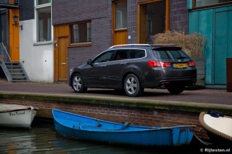 Honda Accord Tourer 2.4i VTEC Executive: De rechtaflopende achterkant is een stuk ronder van vorm geworden