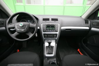 Skoda Octavia 2.0 TDI Ambition Business Line: Het interieur is erg zakelijk ingericht.