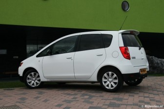 Mitsubishi Colt 1.3 Cleartec Intro Edition: De zwarte stijlen veranderen het zijaanzicht simpel, maar bepalend