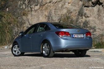 Chevrolet Cruze 1.6 LS: De daklijn loopt door in de achterlichten