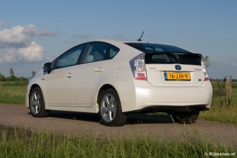 Toyota Prius 1.8 HSD Dynamic: Het nieuwe model oogt minder ongewoon dan zijn voorganger.