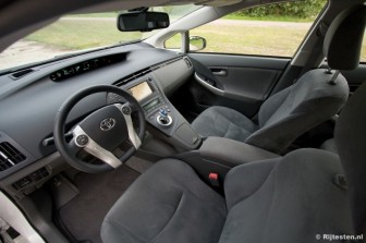 Toyota Prius 1.8 HSD Dynamic: De futuristische uitstraling van het dashboard past goed bij de Prius.