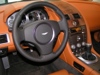 Aston Martin V8 Vantage  : De exclusiviteit straalt je tegemoet