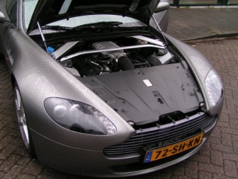 Aston Martin V8 Vantage  : Een mid/front-engine voor een optimale gewichtsverdeling
