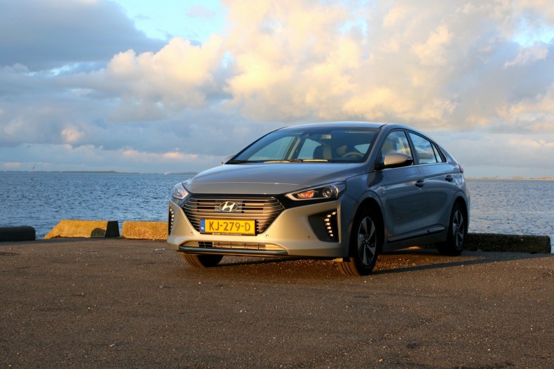 Hyundai IONIQ 1.6 HEV First Edition 