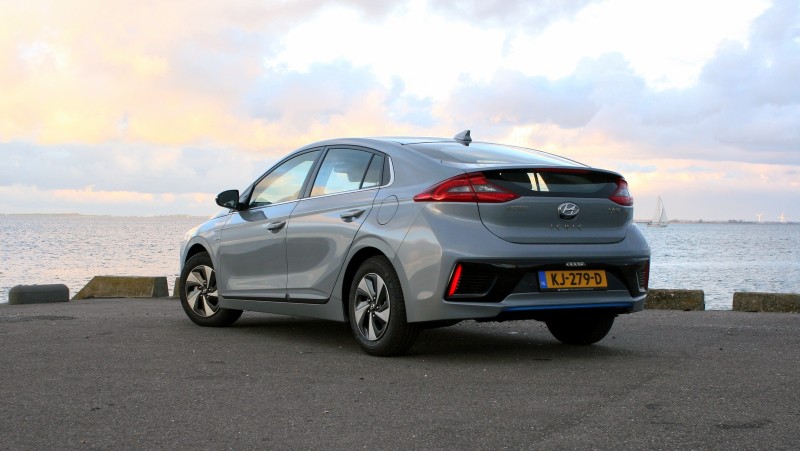 Hyundai IONIQ 1.6 HEV First Edition 