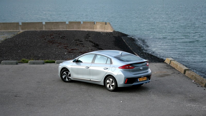 Hyundai IONIQ 1.6 HEV First Edition 