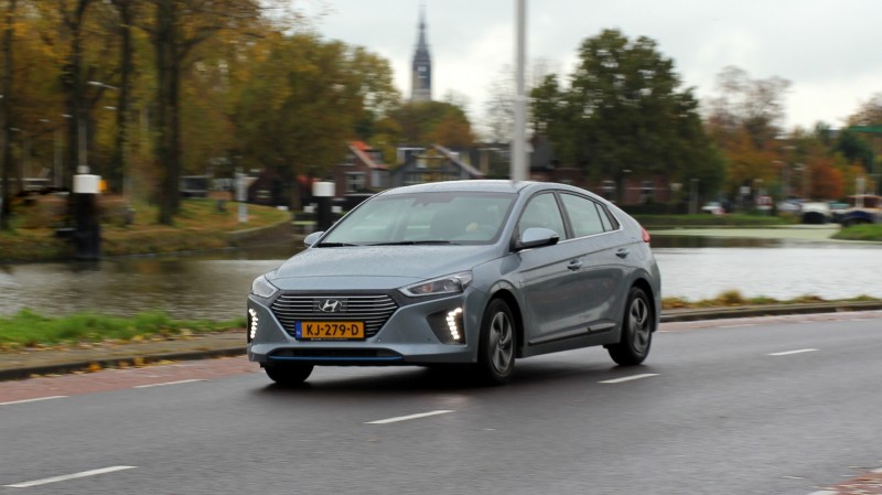 Hyundai IONIQ 1.6 HEV First Edition 