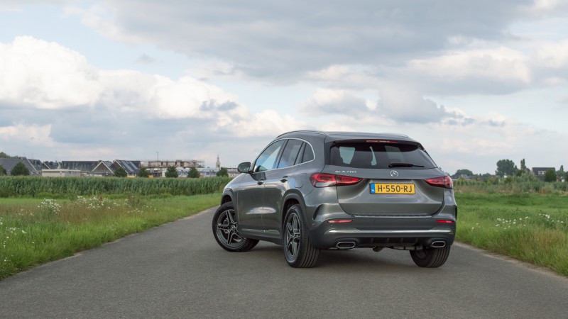 Mercedes-Benz GLA 200 7G-DCT Premium Plus AMG Line