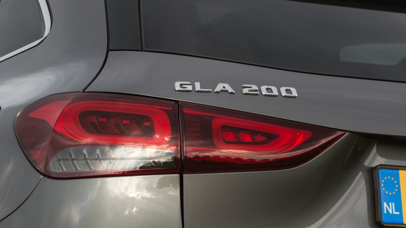 Mercedes-Benz GLA 200 7G-DCT Premium Plus AMG Line
