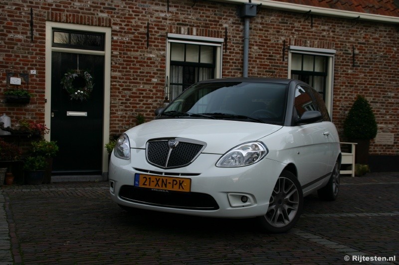 Lancia Ypsilon 1.4 16v Sport by MomoDesign