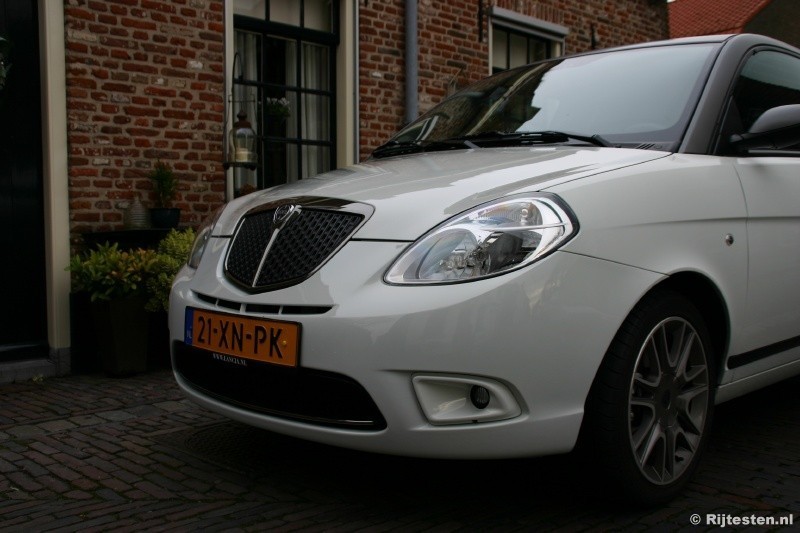 Lancia Ypsilon 1.4 16v Sport by MomoDesign