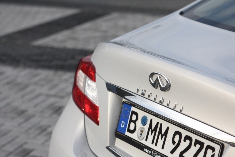 Infiniti M35h  GT Premium