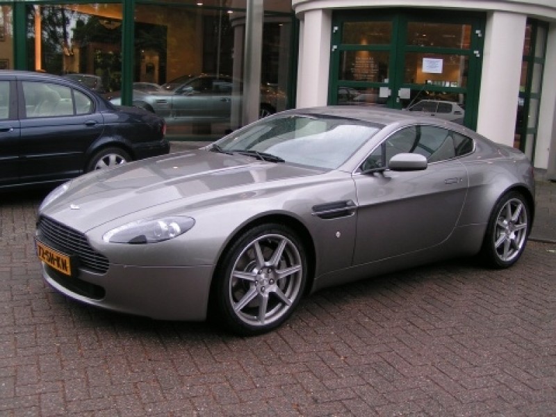 Aston Martin V8 Vantage  